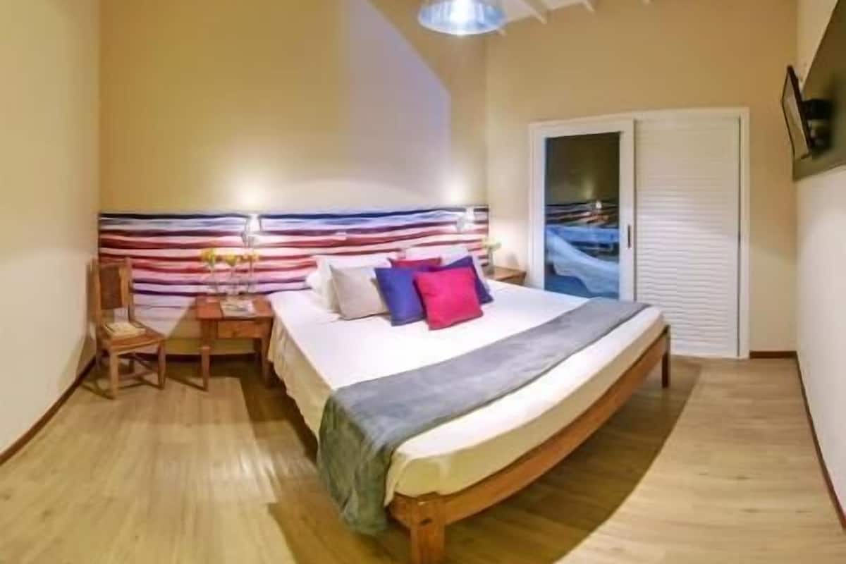 Minibar, iron/ironing board, free WiFi, bed sheets