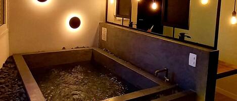 Minibar, tabla de planchar con plancha, wifi gratis y ropa de cama