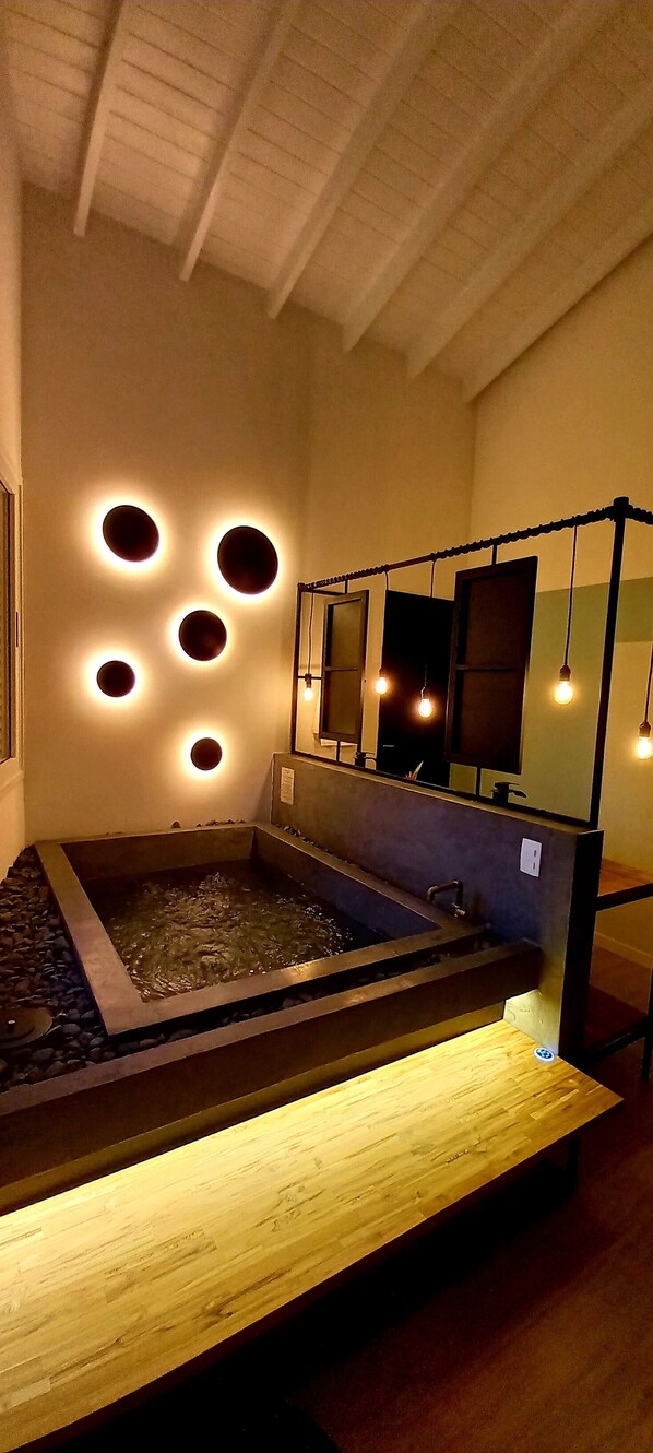 Minibar, tabla de planchar con plancha, wifi gratis y ropa de cama