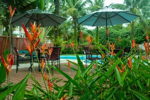 Outdoor pool, pool loungers - Pousada Toca da Praia (São Sebastião)
