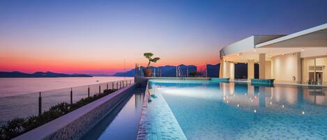 Indendørs pool, 2 udendørs pools, parasoller, liggestole