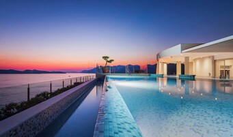 Piscina interna, 2 piscinas externas, guarda-sóis, espreguiçadeiras