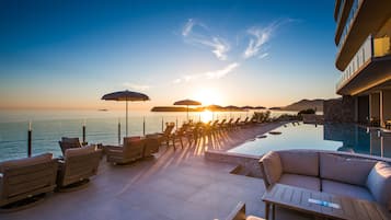 Piscina interna, 2 piscinas externas, guarda-sóis, espreguiçadeiras