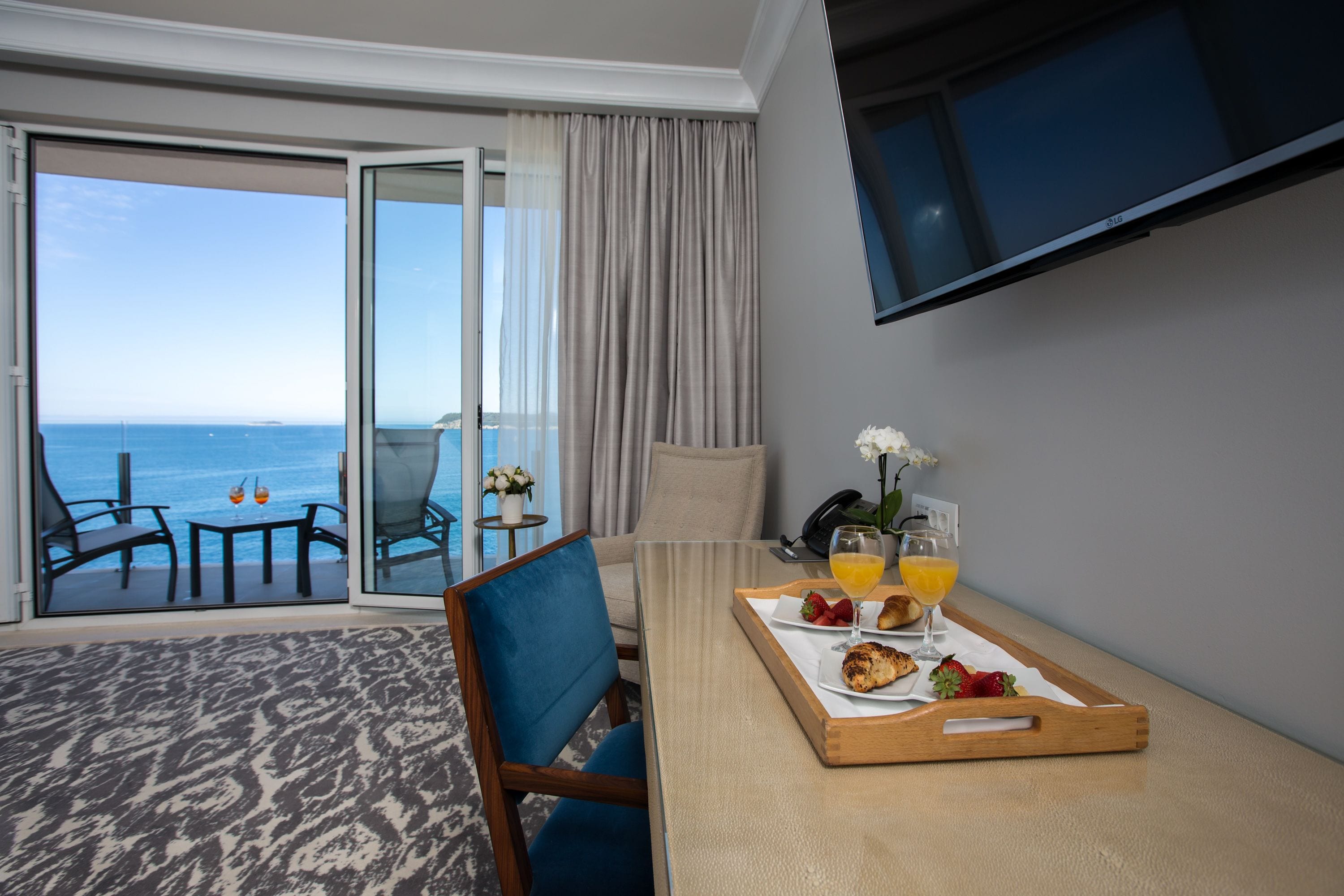 1 bedroom, hypo-allergenic bedding, minibar, in-room safe