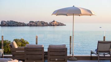 Poolside bar