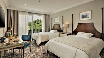 Roupas de cama antialérgicas, frigobar, cofres nos quartos, escrivaninha