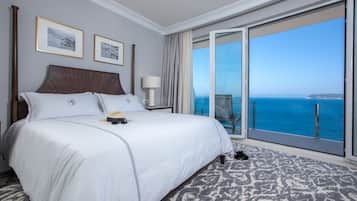 Chambre Deluxe, 1 trÚs grand lit, balcon, vue mer | Literie hypoallergénique, minibar, coffres-forts dans les chambres