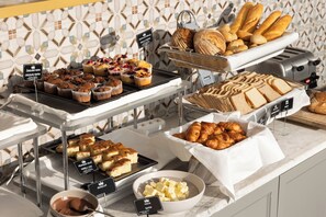 Free daily buffet breakfast  - Royal Blue Hotel (Dubrovnik)