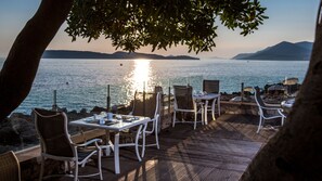 2 restaurants, international cuisine