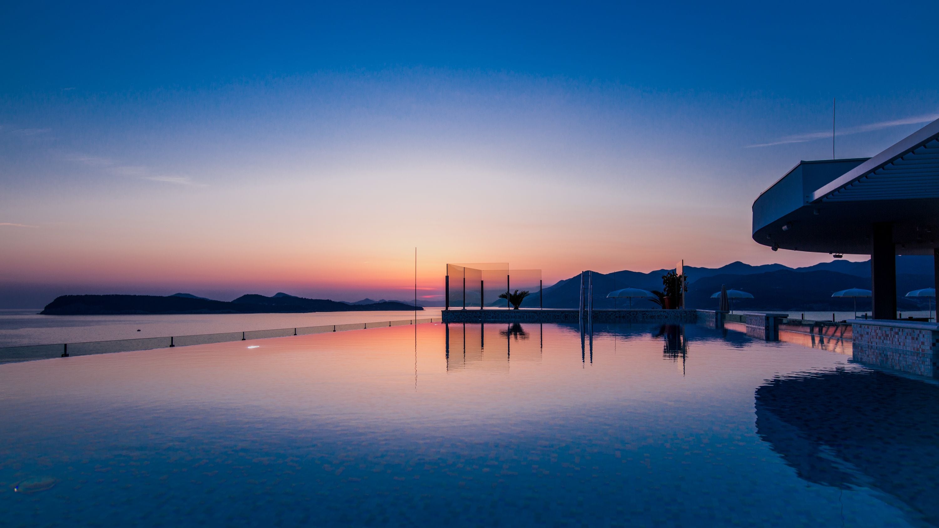 Una piscina techada, 2 piscinas al aire libre, sombrillas