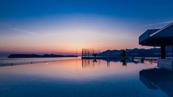 Piscina interna, 2 piscinas externas, guarda-sóis, espreguiçadeiras