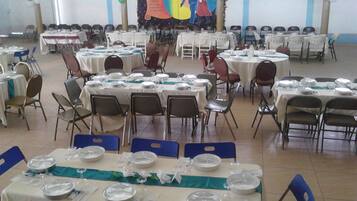 Aamiainen, lounas ja illallinen; paikallinen keittiö