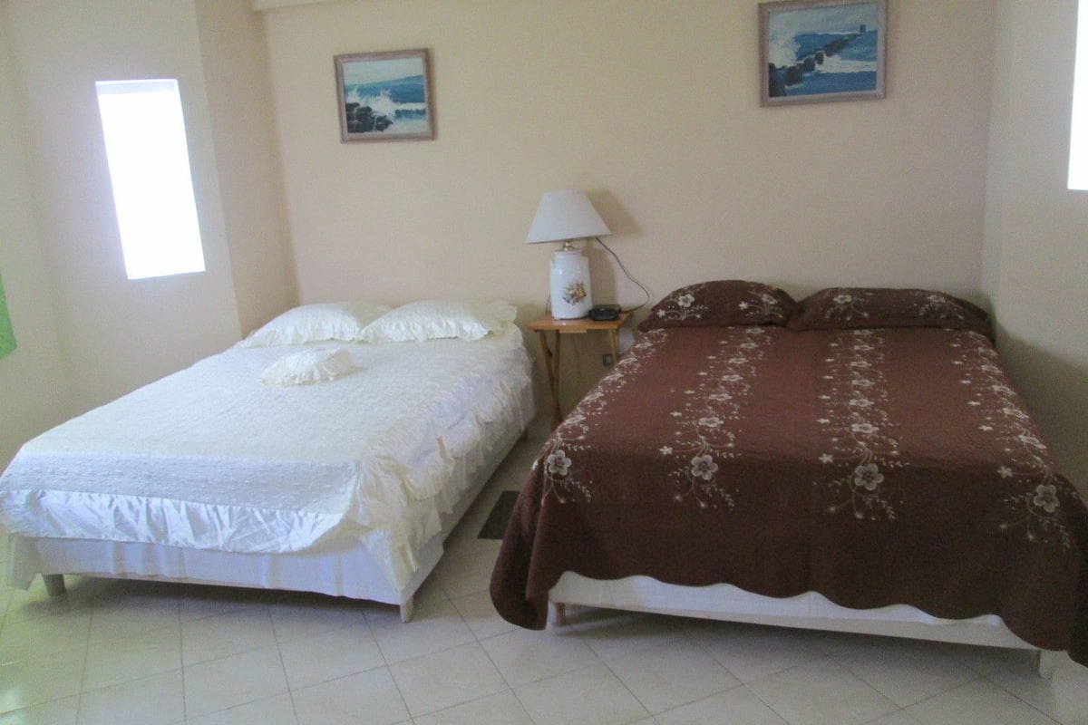Dreibettzimmer, Mehrere Betten, Bergblick | 1 Schlafzimmer, Schreibtisch