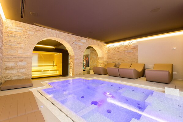 สระว่ายน้ำในร่ม