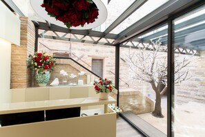 ฝ่ายต้อนรับ