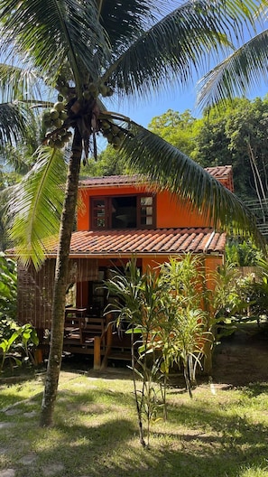 Vista frontal de la propiedad