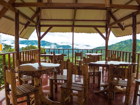 Breakfast, lunch and dinner served . La Belle Vue Lodge