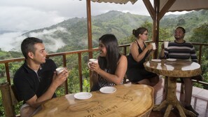 Der serveres morgenmad, frokost og aftensmad
