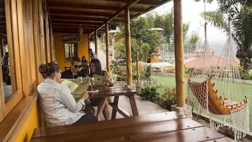 供應早餐、午餐和晚餐，地區料理