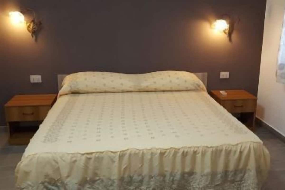 Classic Double Room, 1 Double Bed | Cots/infant beds, free WiFi