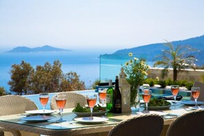 Outdoor dining - Beykent Inn Hotel (Istanbul)