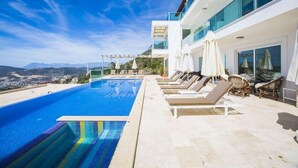 Outdoor pool - Beykent Inn Hotel (Istanbul)