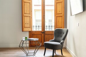 Apartamento, 1 habitación, balcón | Zona de estar | Una Smart TV