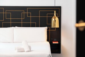 Dúplex, 2 habitaciones | Caja fuerte, decoración individual, mobiliario individual