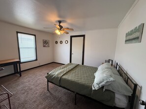 House | Desk, free WiFi - The Oasis Extended Stay (Cushing)