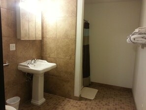 Standard Room, 1 Double Bed | Bathroom | Shower, free toiletries, towels