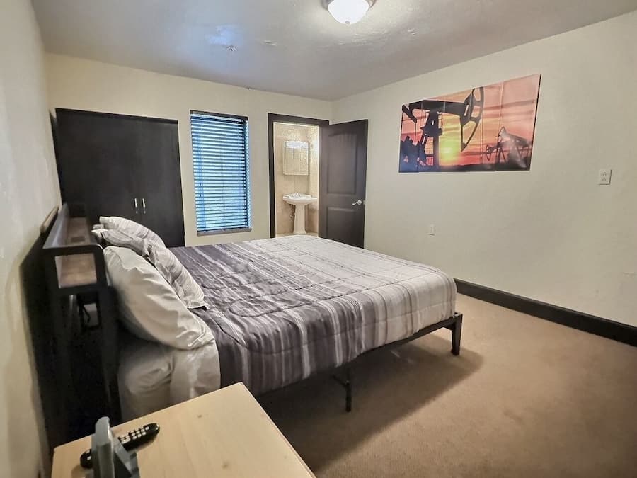 Room | Desk, WiFi (free)