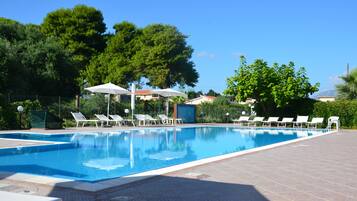 Piscina a l'aire lliure (horari: 09:00-19:00), para-sols i gandules