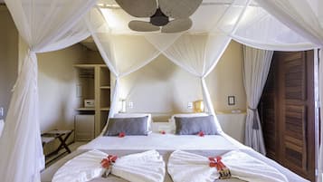 Deluxe with partial sea view | Minibar, in-room safe, blackout curtains, iron/ironing board