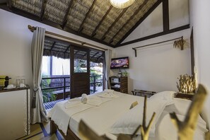 Suite Vista Jardim Tropical | Minibar, in-room safe, blackout curtains, iron/ironing board
