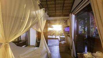 Deluxe Vista Mar | Frigobar, cofres nos quartos, cortinas blackout