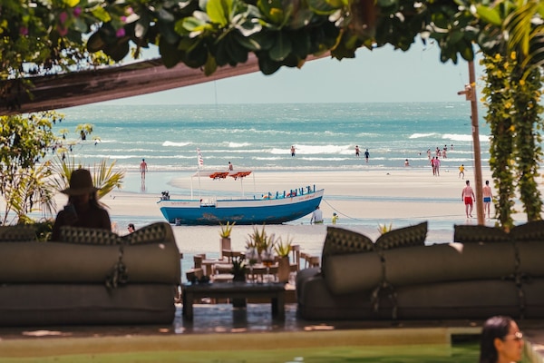 Alberca al aire libre, sombrillas en la alberca y camastros