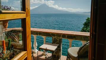 Deluxe-sviitti, useita sänkyjä, parveke, järvinäköala | Tallelokero huoneessa, yksilöllisesti sisustettu