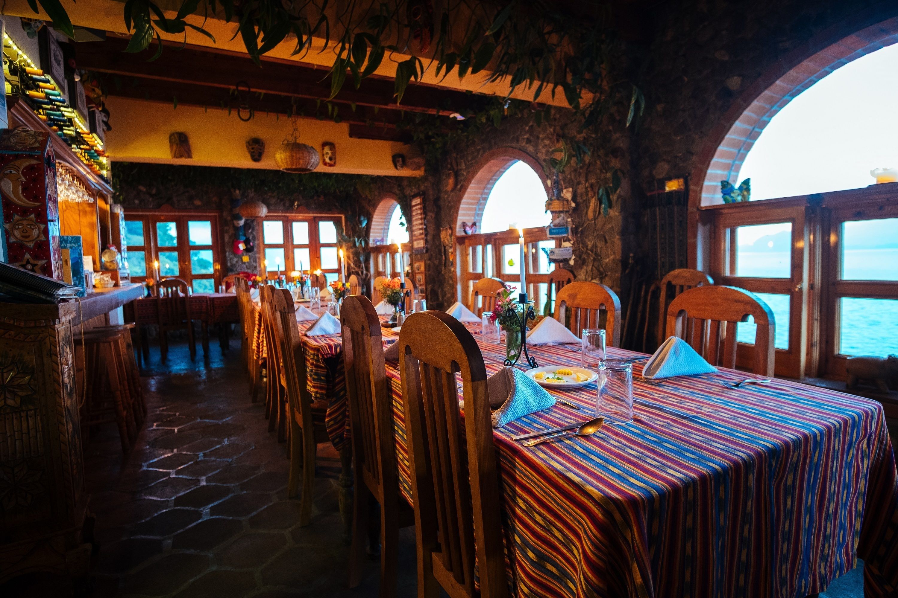 breakfast, lunch, dinner served; international cuisine