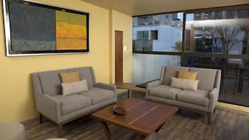 Superior studio suite | Woonruimte | Een flatscreentelevisie