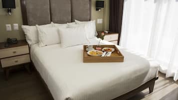 Junior studio suite, 1 kingsize bed | Een kluis op de kamer, individueel gedecoreerd, individueel gemeubileerd