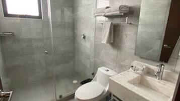 Studio Suite Junior, 1 Tempat Tidur King | Shower kamar mandi