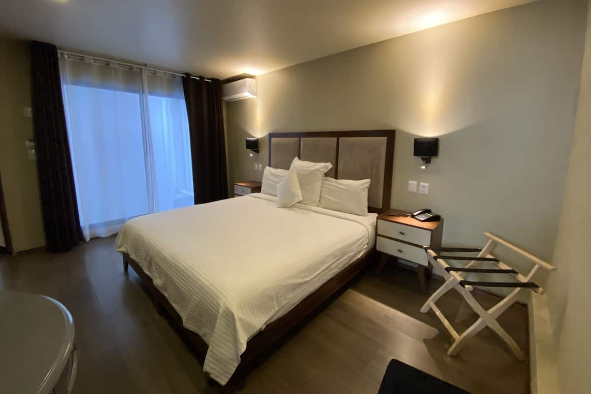 Suite estudio junior, 1 cama King size | Caja de seguridad en la habitación y decoración personalizada