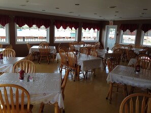 Daily cooked-to-order breakfast (CAD 10.00 per person)