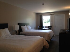 Kamer, 2 queensize bedden | Luxe beddengoed, een bureau, geluiddichte muren, gratis wifi