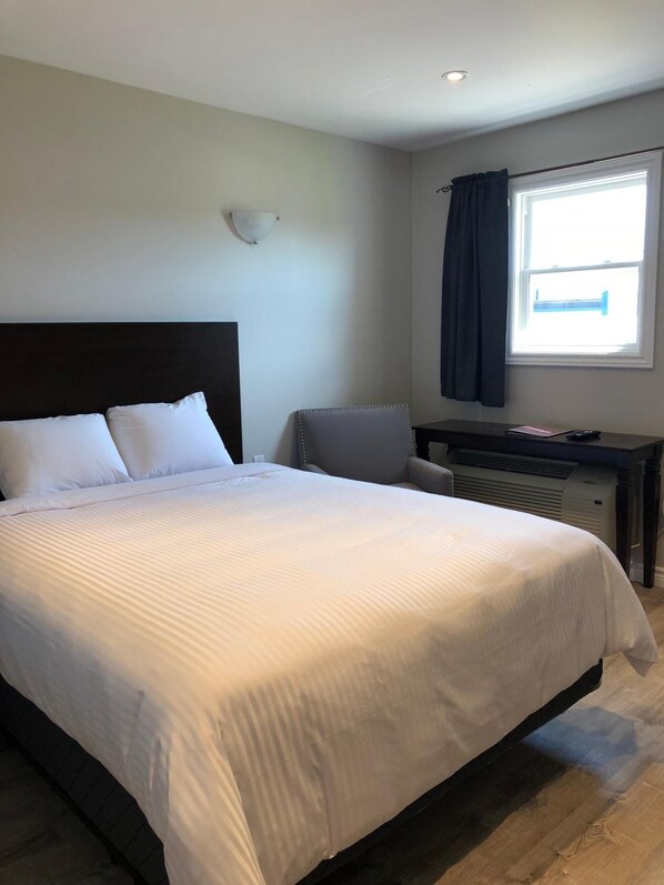 Comfort Room, 1 Queen Bed