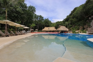 Outdoor pool - Hotel Plaza Tangolunda (Santa María Huatulco)