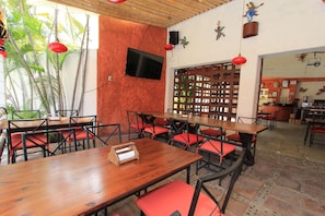 Breakfast, lunch and dinner served  - Hotel Plaza Tangolunda (Santa María Huatulco)