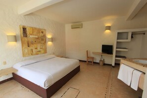 Iron/ironing board, free WiFi, bed sheets - Hotel Plaza Tangolunda (Santa María Huatulco)