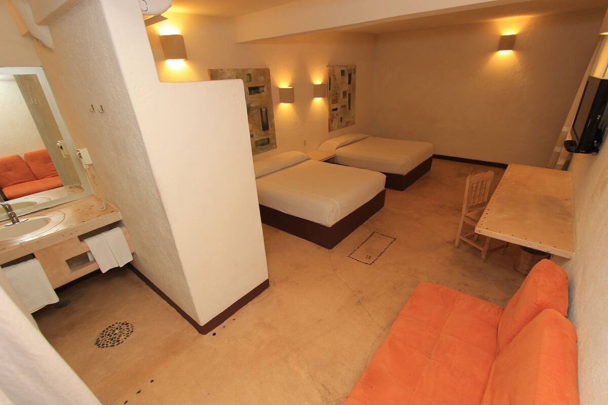 ห้องดับเบิล (with Sofa Bed) | เตารีด/โต๊ะรีดผ้า, Wi-Fi ฟรี, ผ้าปูที่นอน