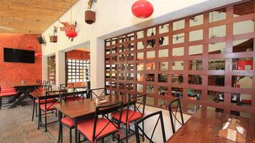 Se sirven desayunos, comidas, cenas y mariscos